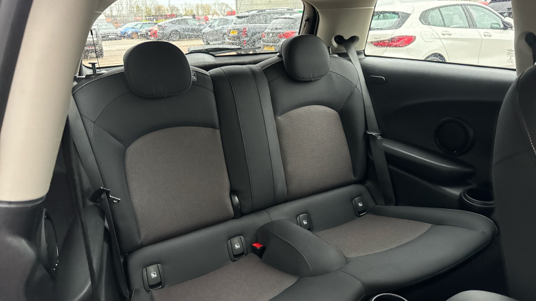 MINI Hatchback 1.5 Cooper Classic 3dr Auto Petrol Hatchback